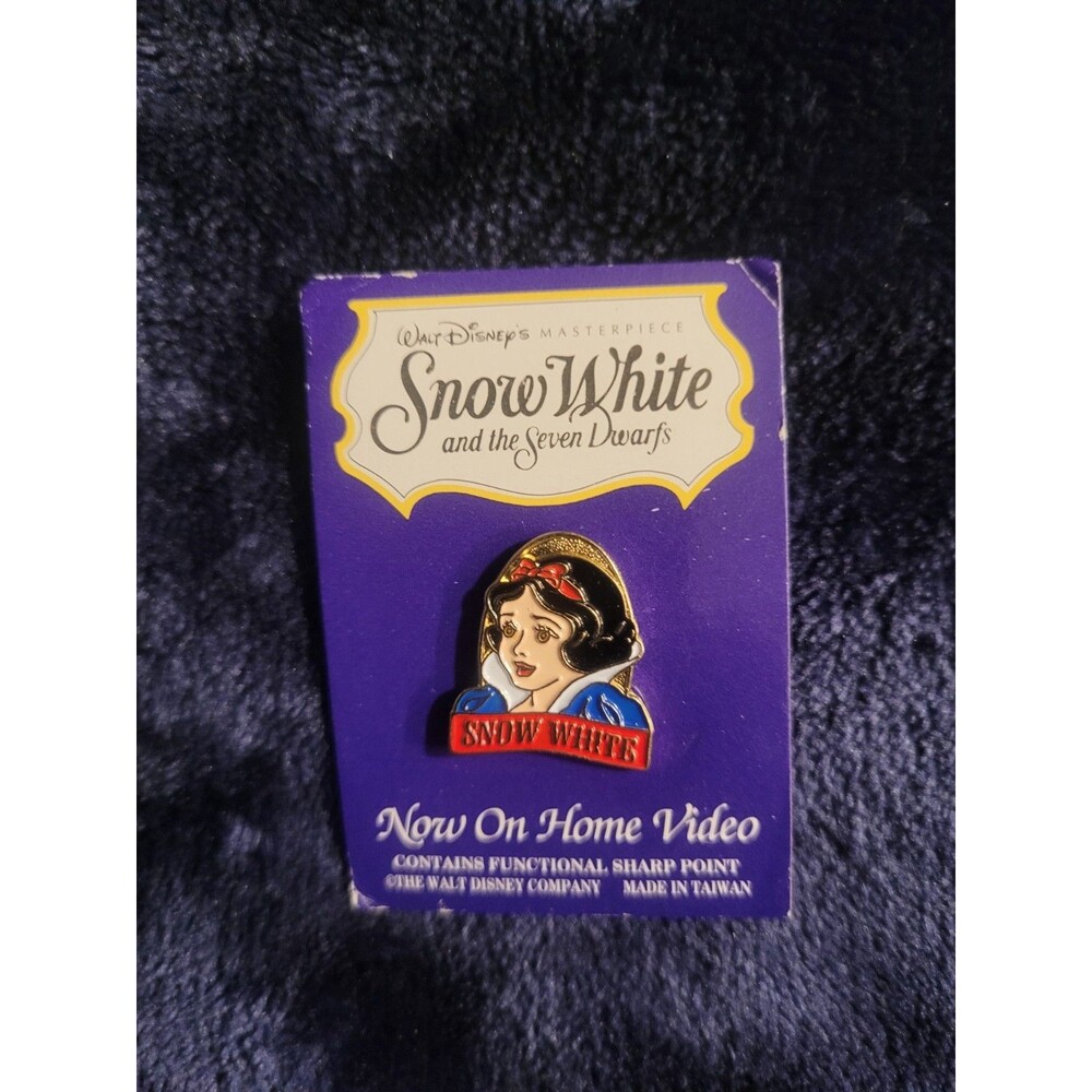 Vintage 1994 Snow White & 7 Dwarfs Special Edition 8-Pin Set On Cards